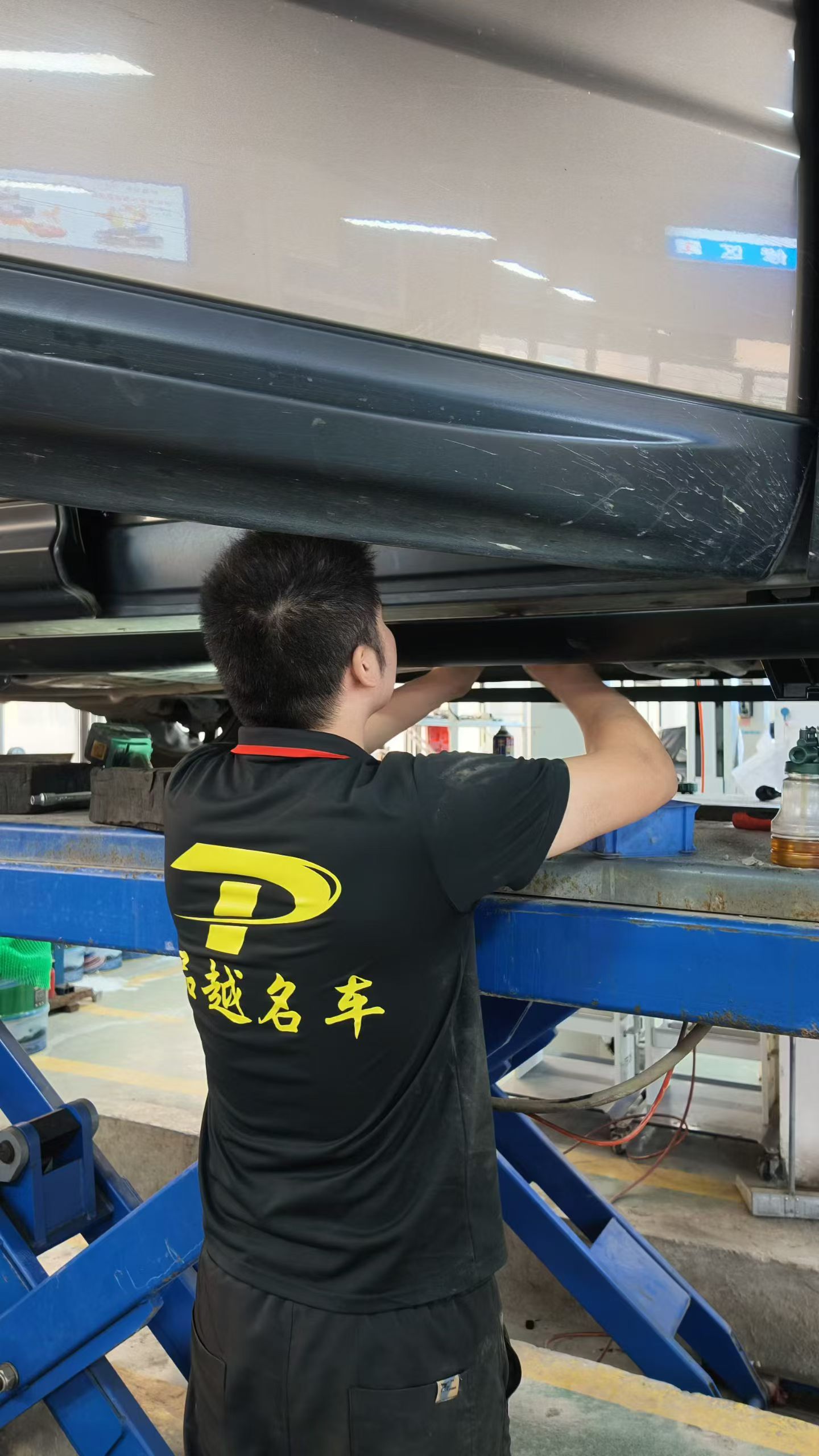 技师进行车辆维修