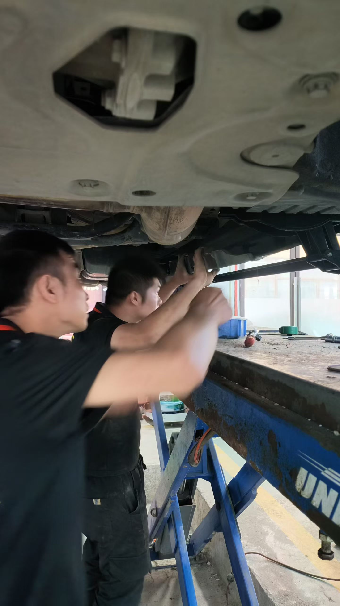 技师进行底盘维修